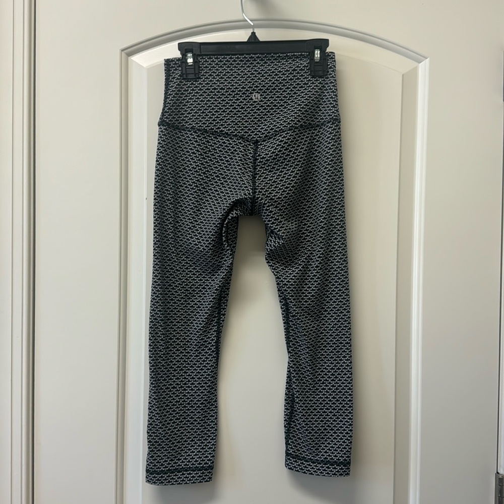 Lululemon leggings size 2 blue and white pattern capri length